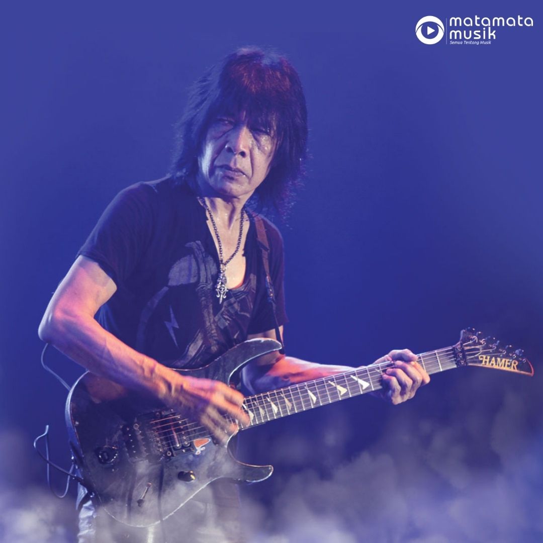MataMataMusikID's tweet photo. Hari ini 29 Oktober 2020, Jusuf Antono Djojo atau biasa disebut @_IanAntono_, seorang musikus dan pencipta lagu Indonesia yang juga dikenal sebagai gitaris band rock legendaris @GodBlessRocks genap berusia 70 tahun.
Happy birthday Ian Antono!
.
#MataMatamusik #IanAntono #GodBless https://t.co/sKIRV1XXfm