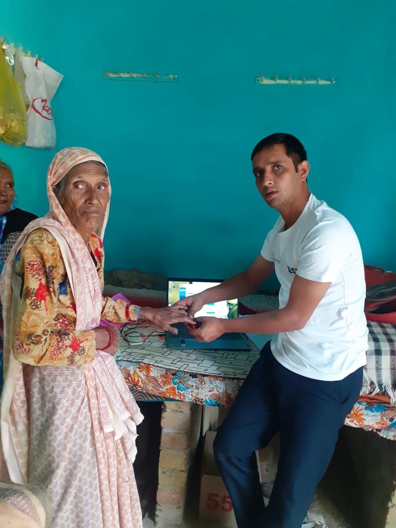 Nidhi93960190's tweet photo. घर घर जाकर पेंशन वितरित करते गुड़गांव जिले के #CSCVLE विकास गांव खलीलपुर तहसील सोहना।
#CSCGURUGRAM
#onlycsccandothis 
@ashi_apple @dintya15 @MANISH_CSCSPV @cscharyana @CSCegov_ https://t.co/eQOxGj91si