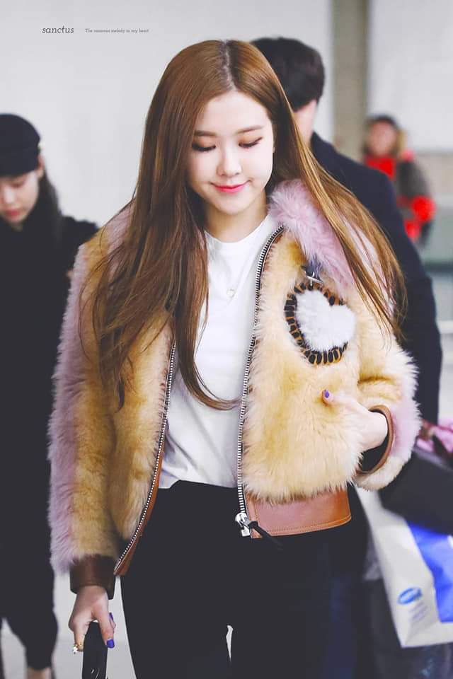 BT71734962's tweet photo. Đmm YG 
YG PROTECT ROSÉ 
#로제 #ROSÉ https://t.co/uc9S4YPu8Q