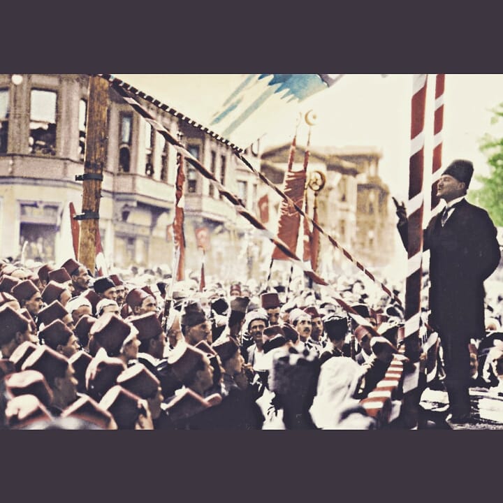 İlelebet...
"2 9  E K İ M  C U M H U R İ Y E T  
B A Y R A M I M I Z  K U T L U  
O L S U N"