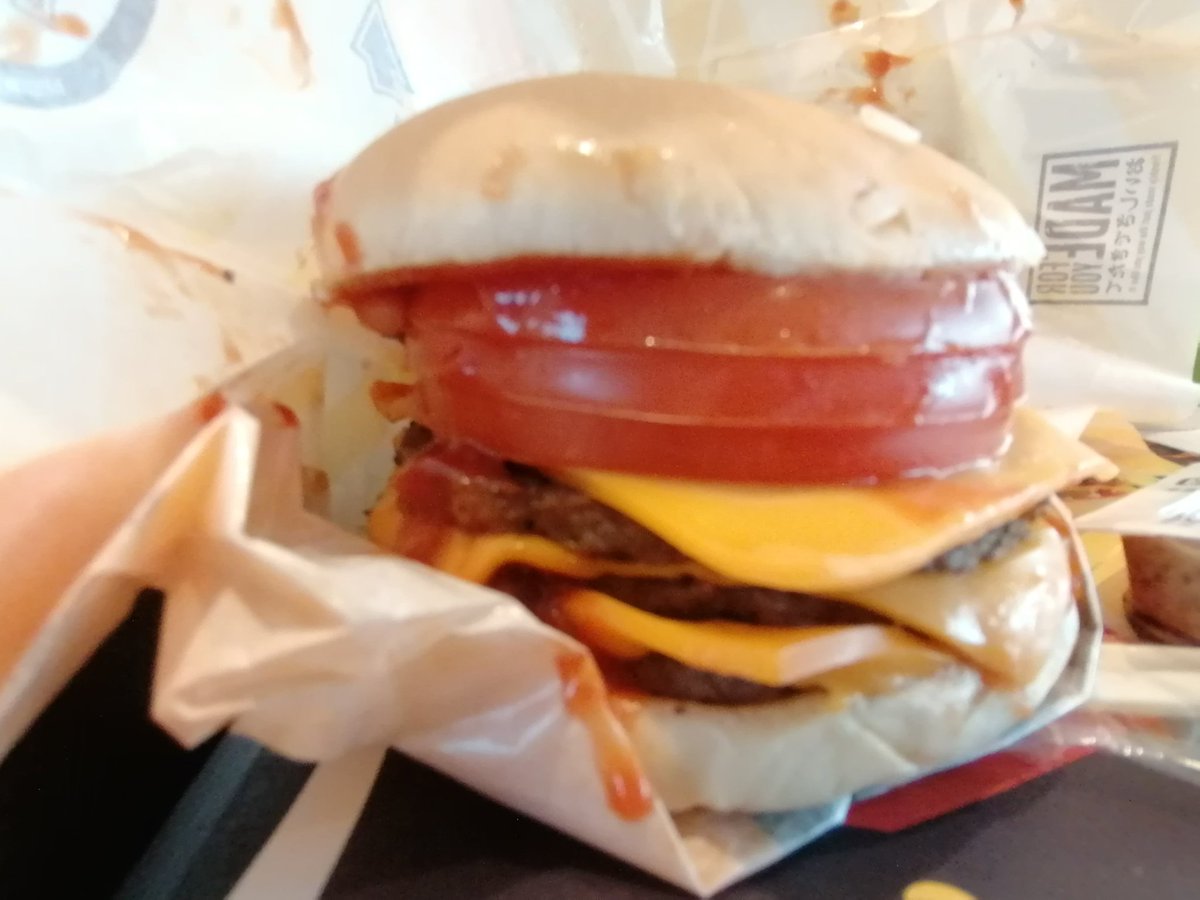 恥事 マックの株主優待でトマト3枚 各具材多めも可能のと聞いたので トリプルチーズ トマト3枚 ケチャップ マスタード オニオン ピクルス全て多め これで無料だった めっちゃ重量感が凄い