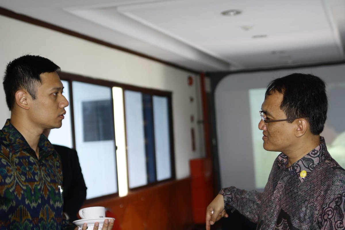 Andiarief__'s tweet photo. Ketemu foto 8 tahun lalu, tim ahli gempa harvard  paparan di depan tim ahli Indonesia. Saya mengundang Mas @AgusYudhoyono dan beliau hadir. Saya tidak menyangka saat itu bahwa yg berada di depan saya itu 8 tahun kemudian Ketum partai. https://t.co/FvCOkDOi2t