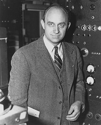 3/ La 1ère réaction en chaine maitrisée se déroule aux USA le 2 décembre 1942, dans le réacteur nucléaire « Chicago Pile 1 » d’Enrico Fermi (photo). Lors du démarrage, Leona Woods, une physicienne du projet demande à Fermi « quand devrons-nous commencer à avoir peur ? ».