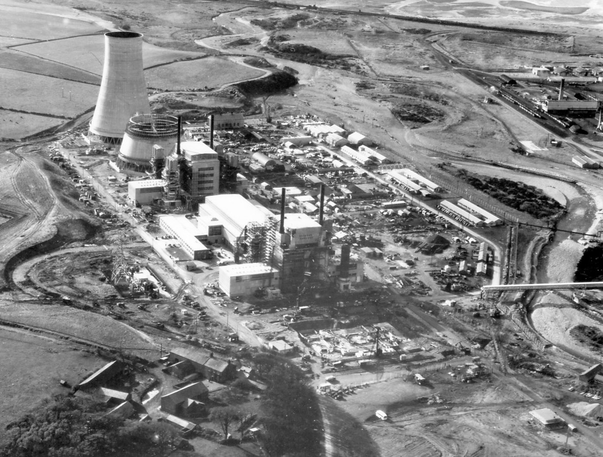 9/ Après la guerre, le principe d’éloignement accompagne le développement des 1ers réacteurs nucléaires (photo du site de Calder Hall, UK, 1954) même si ce critère entre en contradiction avec le besoin de ne pas trop éloigner les réacteurs des foyers de populations.