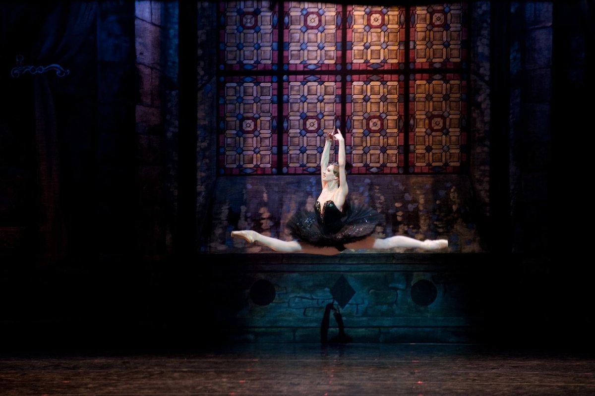 DubaiOpera's tweet image. #MoscowCityBallet’s signature performance, Swan Lake, is gracing Dubai Opera&apos;s stage from 26 - 28 November. Book now to see the epic love story unfold to Tchaikovsky&apos;s hauntingly beautiful score.