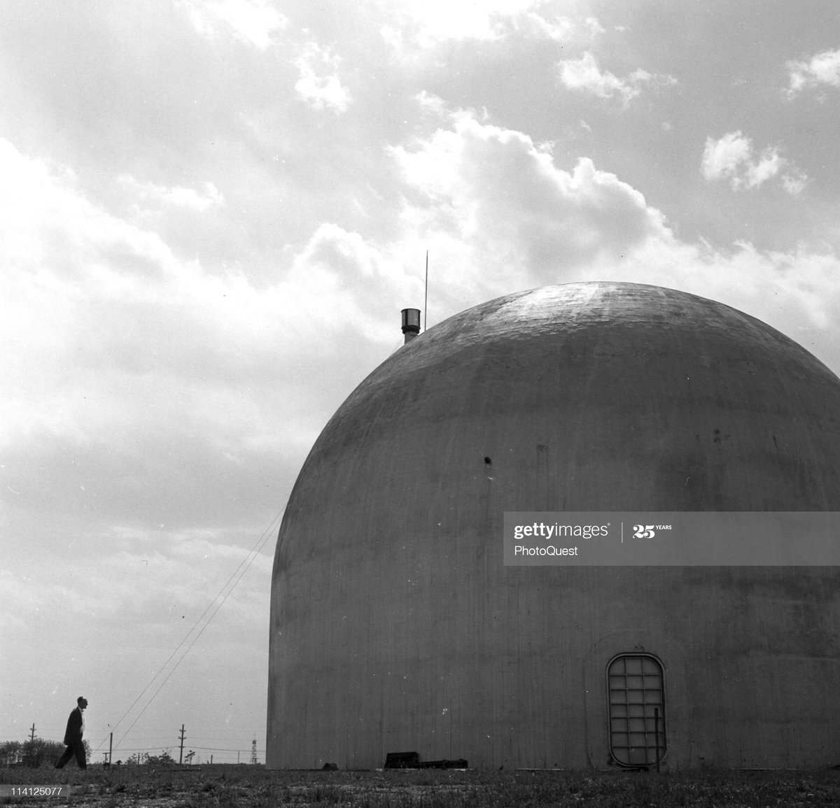 21/ Dans le monde anglo-saxon, la bataille oppose également les partisans de l’éloignement à ceux du confinement (Photo de l'enceinte de l'Experimental Boiling Water Reactor (EBWR) à Argonne, Illinois, 1958).