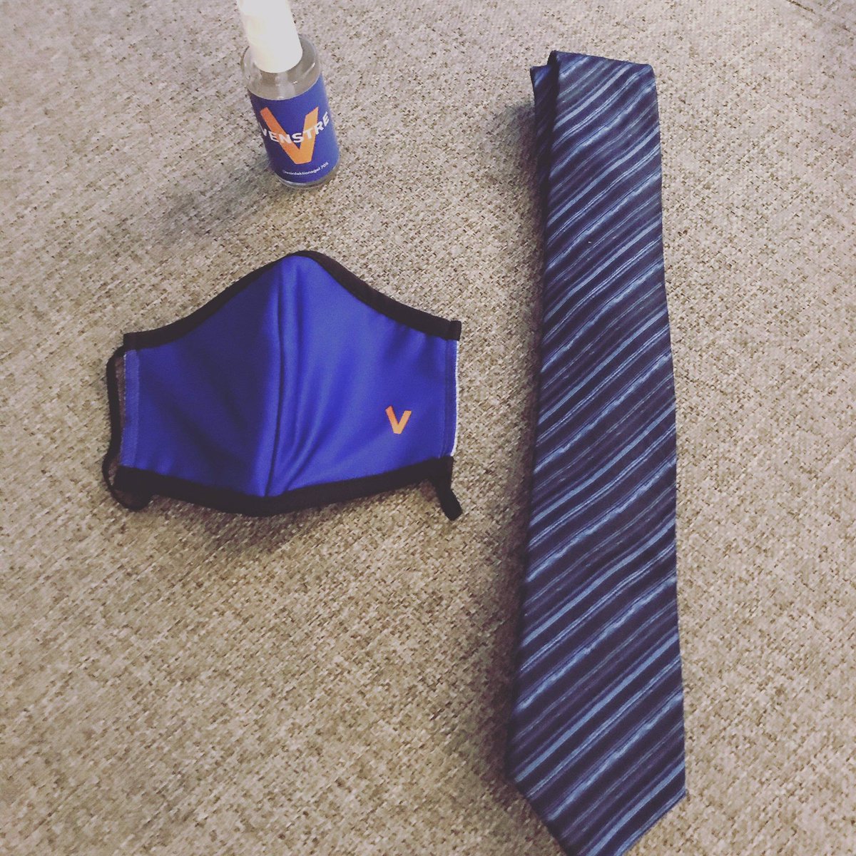 Uniformen udvides med fast mundbind og håndsprit fra i dag.
Husk, pas på dig selv og hinanden 💙