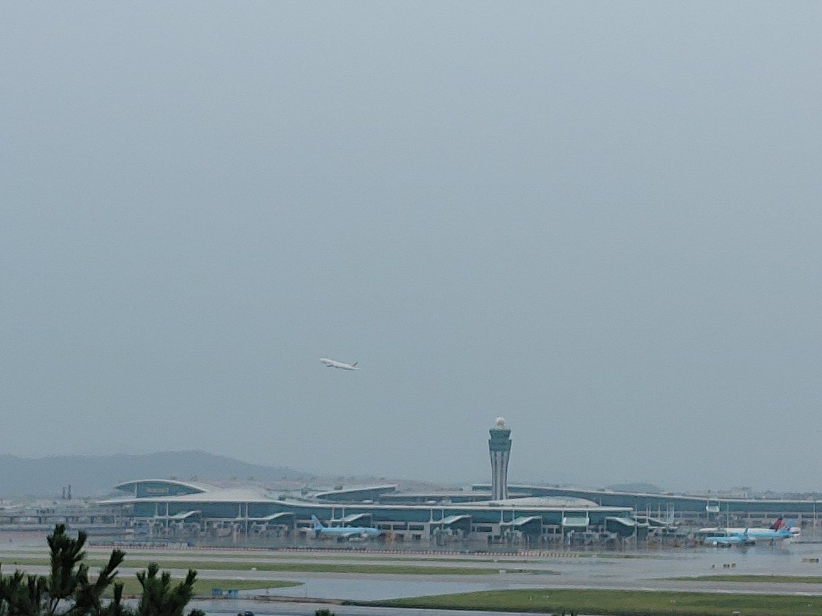 Gel_mi's tweet photo. 비오는 날 찾은 인천공항 전망대 https://t.co/tp8HICbfZ7