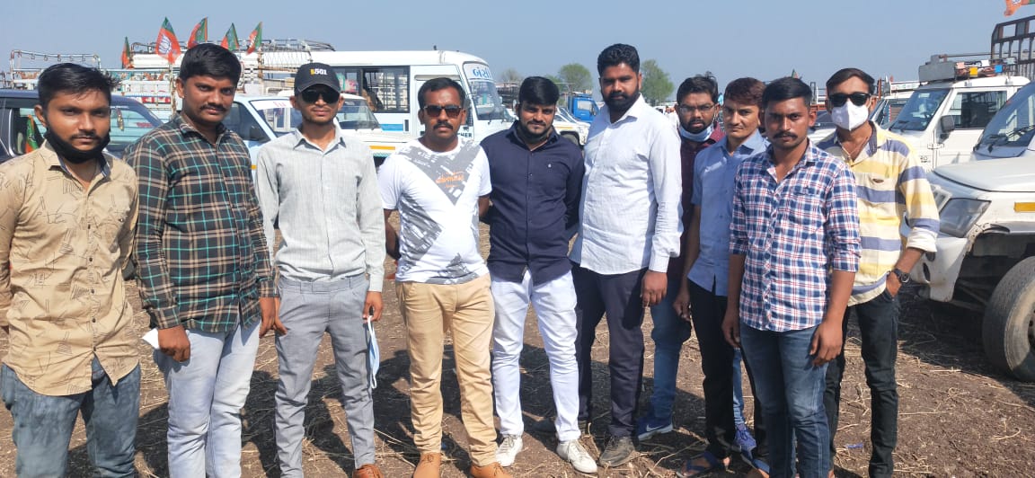 kameshpatel07's tweet photo. #LRD_MALE #SRPF_WAITING
એલઆરડી ના ઉમેદવારો આજે ઉમરાળા ભાવનગર ખાતે #LRD તથા #SRPF બાબતે મુખ્યમંત્રીશ્રી ને રજૂઆત કરવા ગયેલ હતા તેમની પોલીસ દ્વારા અટકાયત કરવામાં આવી છે.
#રૂપાણીસાહેબ_ખોટું_બોલે_છે

@BJP4Gujarat @DixitGujarat @INCGujarat @CRPaatil @paresh_dhanani @devanshijoshi71 https://t.co/itK0aMaWJc