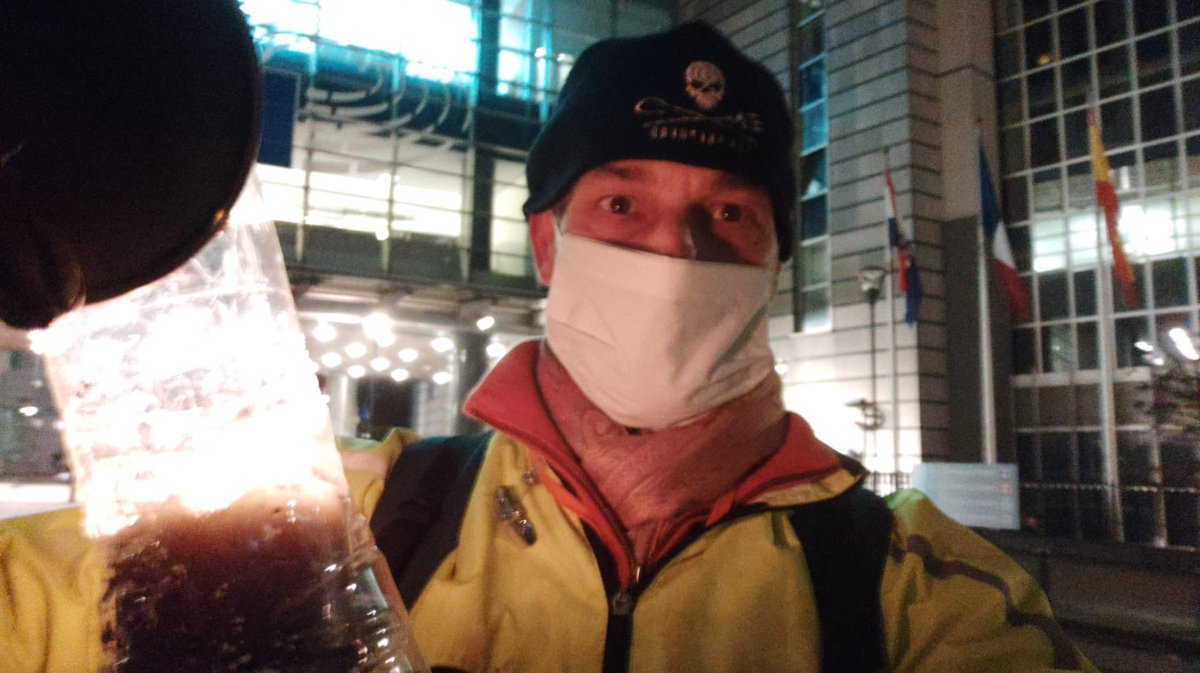 larrouturou's tweet photo. > un flot de soutiens réconfortants, et même des citoyens qui viennent montrer leur solidarité devant le Parlement. 

Apparemment je ne suis pas le seul à trouver obscène qu’il n’y ait pas d’argent pour l’hôpital et le train, alors que la #TaxeSpéculation apporterait 50 mrds€/an https://t.co/P4Qm2RxuQA