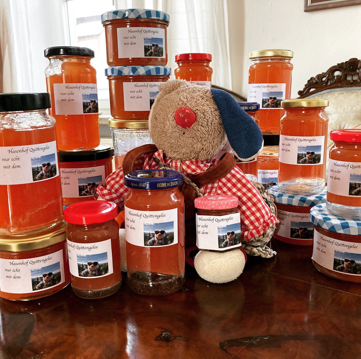 🐰der #influencerhare präsentiert das 2020er Quittengelee aus Schönleinquitten. Latürnich nur echt mit dem 🐰!
#johannlukasschönlein #quittengelee