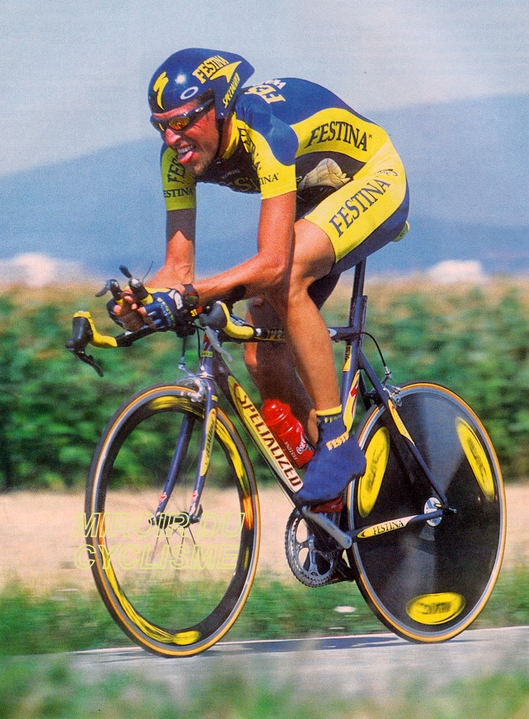Miroir2Cyclisme's tweet photo. Après s'être mis au service de Richard Virenque pendant des années, puis avoir connu les affres de l'affaire Festina, le Belfortain Christophe Moreau recueille les fruits d'un immense travail. Talentueux à souhait il ne compte pas en rester là.

📸 T. Deketelaere / 2000

#TDF2000 https://t.co/ulOBbtBilZ