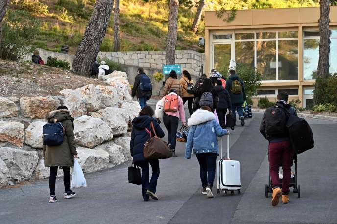 44/ La mise en place des 1eres mesures de confinement des rapatriés Français de Wuhan dans des centres de vacances (photo Carry-le-Rouet) ou la gestion de la station des Contamines (photo) donne le sentiment d’une possible maîtrise de l’épidémie par le confinement des clusters.