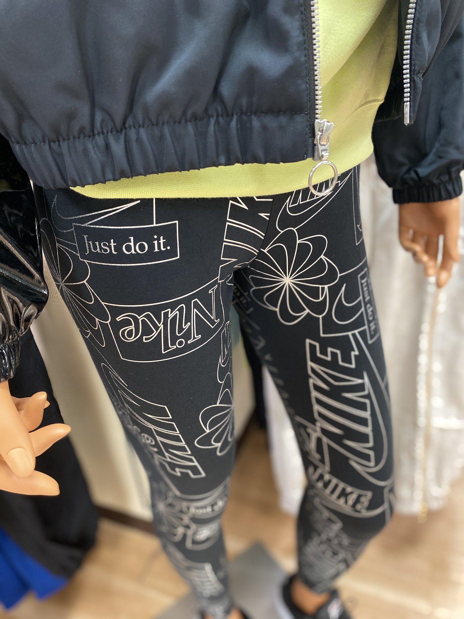 Oshman S 二子玉川店 New Arrival Nikeのホリデーコレクションはグリッターデザイン カジュアルウェアからランニングアイテムまで勢揃いしました Oshmans オッシュマンズ Nike ナイキ ランニングウェア トレーニングウェア アスレジャー Oshman S 二子玉川店 New Arrival Nikeのホリデーコレクションはグリッターデザイン カジュアルウェアからランニングアイテムまで勢揃いしました Oshmans オッシュマンズ Nike ナイキ ランニングウェア トレーニングウェア アスレジャー