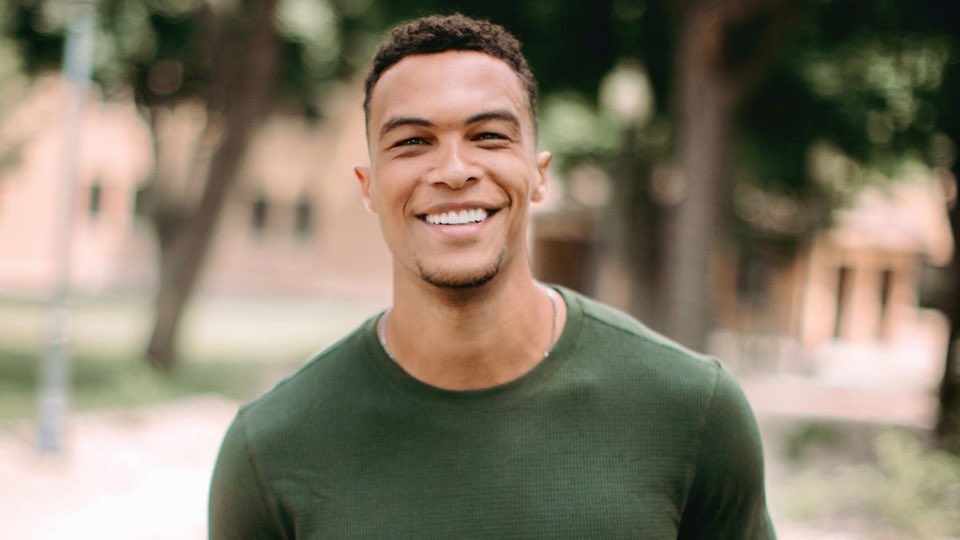 elleeebellee's tweet photo. Ok is it just me or does Dale look exactly like Leann Rimes #TheBachelorette https://t.co/11XvfJerWP