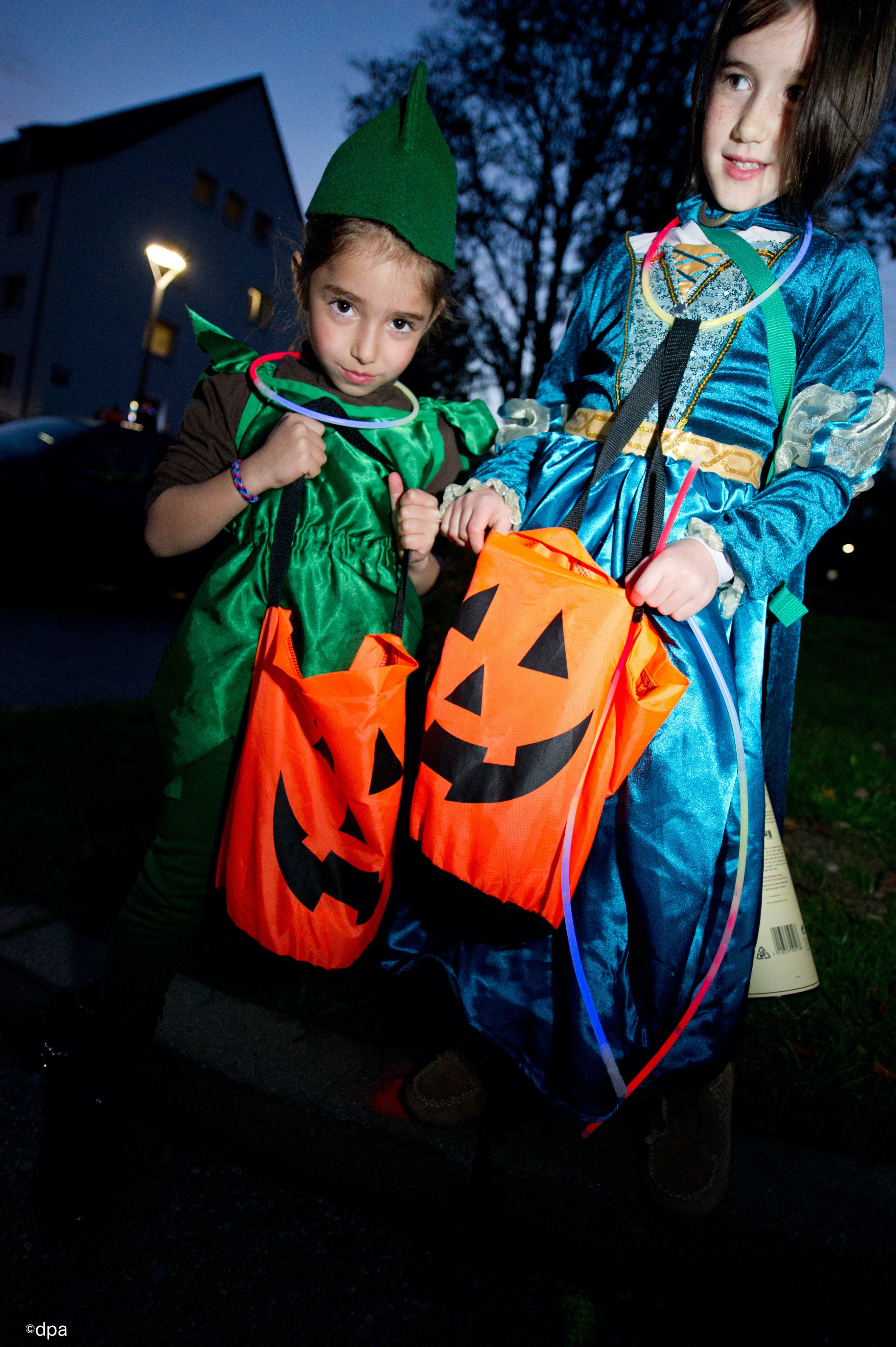 ドイツ大使館 ハッピーハロウィン 10月31日はプロテスタントの宗教改革記念日でもあるので ドイツではハロウィンは主に子供が祝う行事なのです 近所の各家を回り Susses Oder Saures トリック オア トリート と言ってお菓子をもらうのが一般的