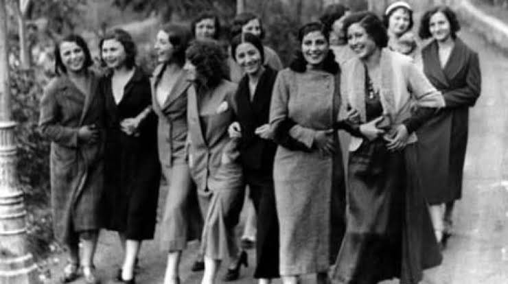 Cumhuriyet kadınlara, kadınlar cumhuriyete çok şey borçlu. 

97. yılımız kutlu olsun