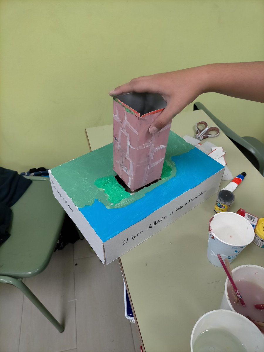 MigUrdin's tweet photo. Buenos dias! En sexto hemos comenzado un proyecto propuesto por ellos mismos que mezcla la geografía española con electricidad: investigar, reproducir e instalar un circuito eléctrico en un faro a escala de España. Manteniendo todas las medidas, claro está! https://t.co/bmrFssRdby