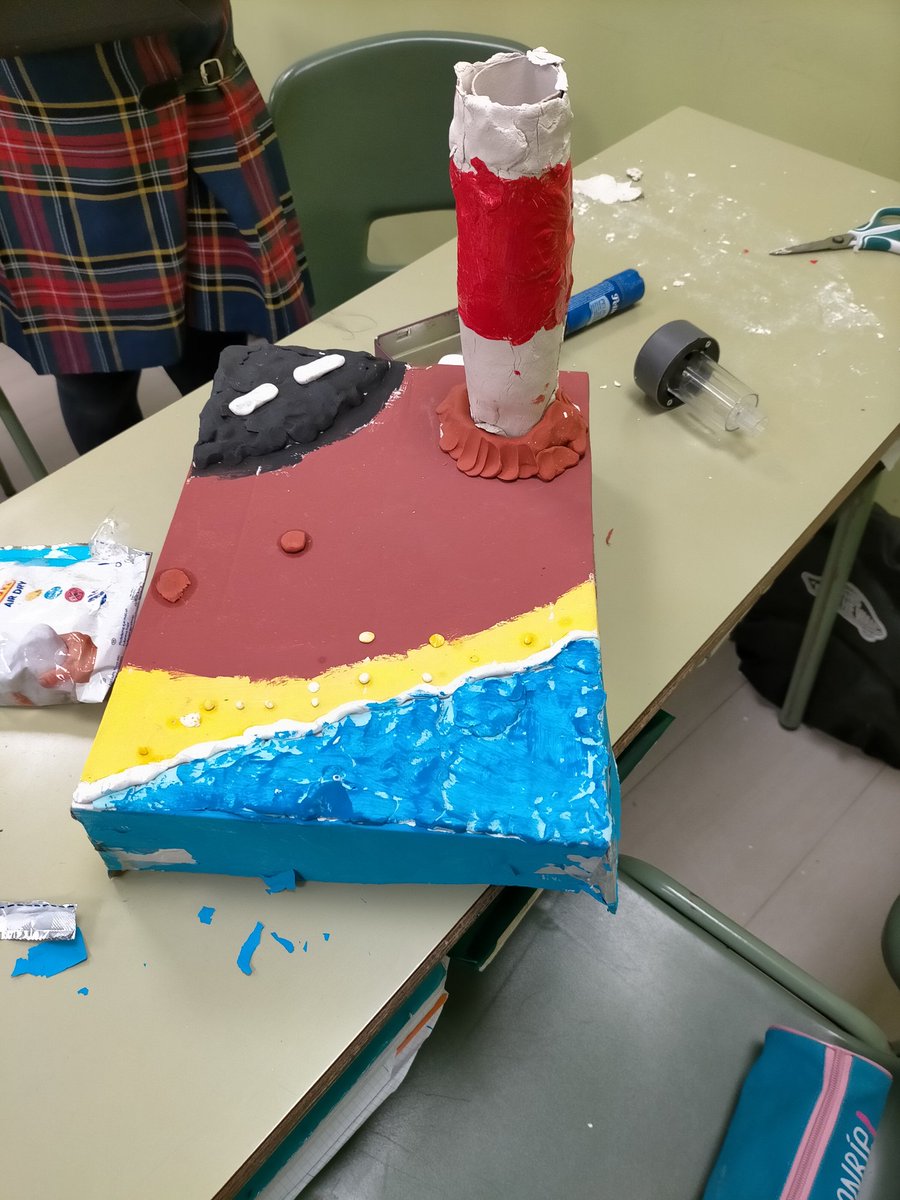 MigUrdin's tweet photo. Buenos dias! En sexto hemos comenzado un proyecto propuesto por ellos mismos que mezcla la geografía española con electricidad: investigar, reproducir e instalar un circuito eléctrico en un faro a escala de España. Manteniendo todas las medidas, claro está! https://t.co/bmrFssRdby