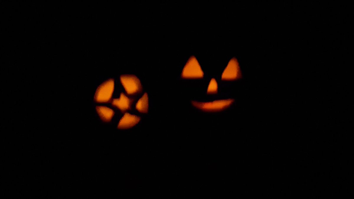 SEDchan77's tweet photo. Pumpkin carving at 3am. Heck yeah. https://t.co/doZtFc0qHs