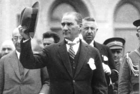 Başta hemşerimizGazi Mustafa Kemal Atatürk olmak üzere vatan toprağı uğruna fedakârlıkla mücadele eden gazilerimizi minnetle yâd ediyor, şehitlerimizi rahmet ve minnetle anıyor, 29 Ekim Cumhuriyet Bayramı’mızı kutluyoruz.

97.yaşın kutlu olsun Cumhuriyet.
