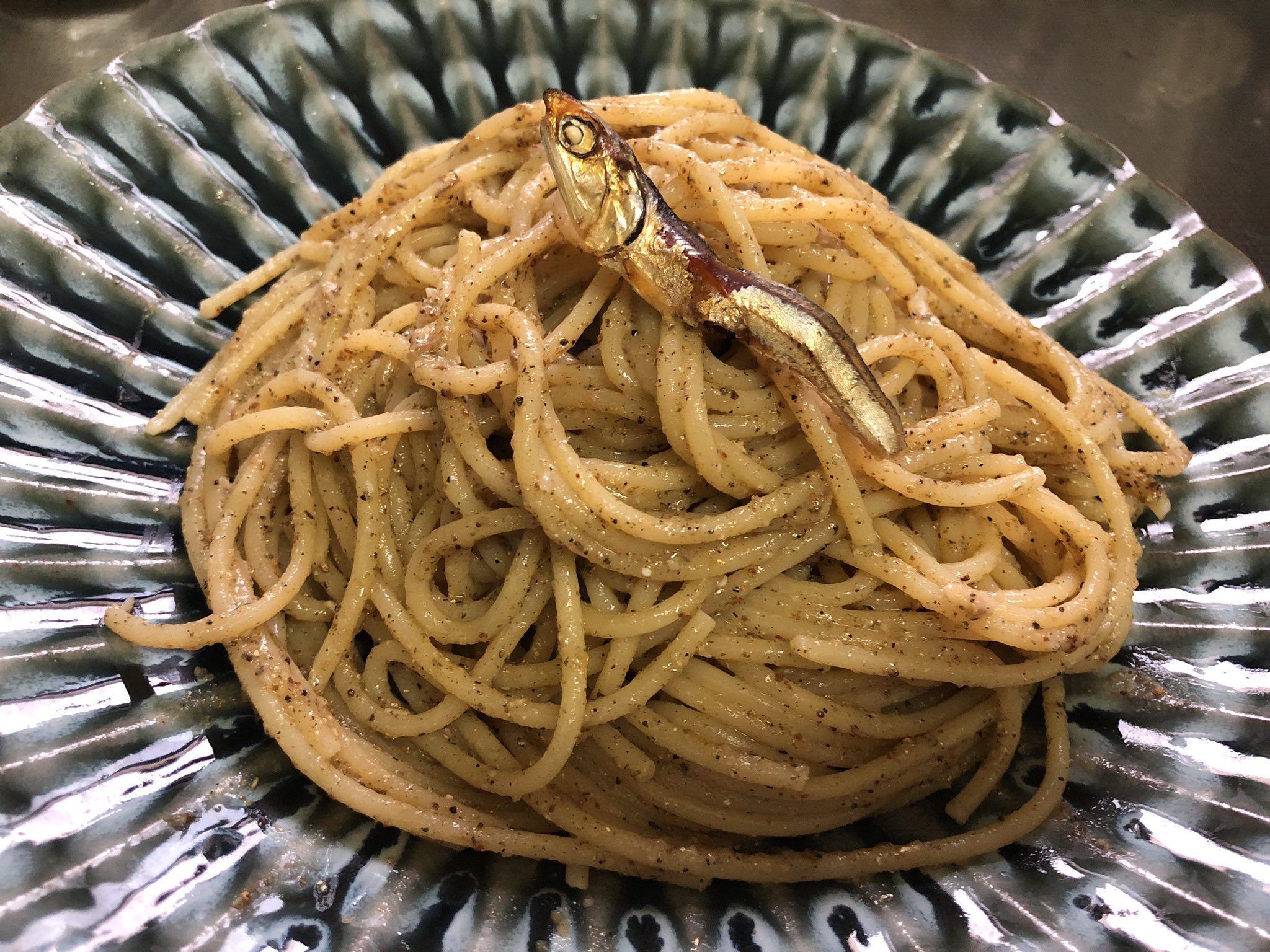 魔女っこれい やっと納得したやつ出来た 味噌ニボシバタースパゲッティ 塩と煮干しを入れたお湯でスパゲッティを少し固めに茹でて茹で汁おたま1に味噌とバターを溶かし湯切りしたスパゲッティにかけて混ぜて混ぜて絡めながら弱火 ソースが馴染んだら火を