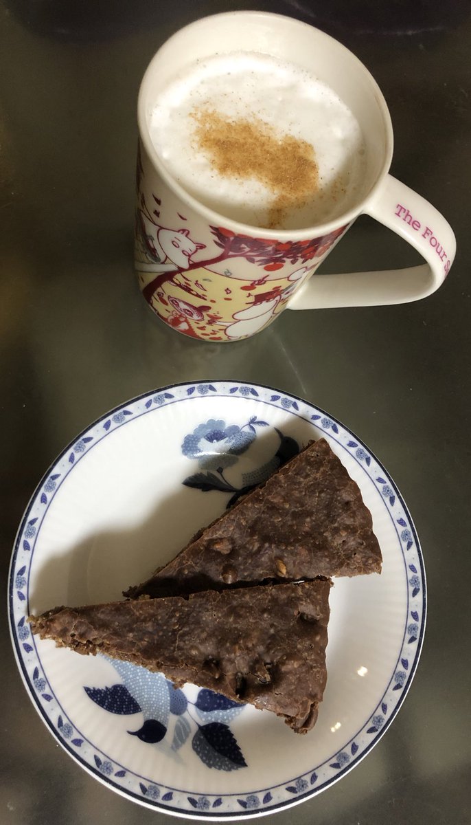 acco77425707's tweet photo. 噛みごたえのあるノンシュガー‘’ビターココアパン“のレシピメモ😋
強力粉150g
豆乳200g
卵1個
イースト小さじ1
カカオ大さじ2
オリーブ油大さじ3
オートミール20g
クルミ2粒
レーズン30g
2時間半ぐらいで膨らんで、クッキーとケーキの中間的な感じ🥰
#Acook #おやつ #ヨガ https://t.co/4SMYh1DZdc