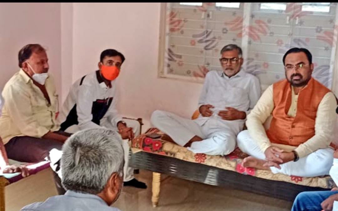 DipakRelon's tweet photo. ડીસા અને કાંકરેજ ના લોકપ્રિય ધારાસભ્ય શ્રી @ShasikantPandya શંશીકાતભાઈ પંડ્યા જી અને કિર્તીસિંહ વાઘેલા જી સાથે @pmjadejamla પ્રદ્યુમ્નસિહજી ના પ્રચાર મા... https://t.co/KqLlpNw8Sq