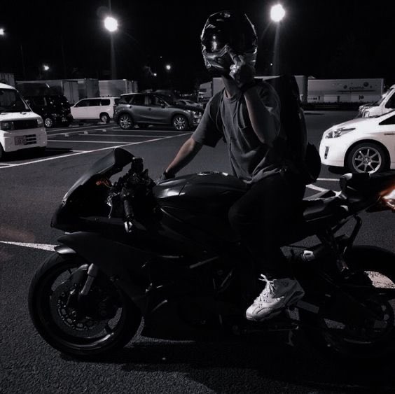 ferristwt's tweet photo. he shows up at your door at 5 in the morning on a 2020 ducati asking you to go for a surf..... wwyd? 🤩 today was actually really fun ty i guess 🙄 #MSUSELFIE https://t.co/pHFhSg0EuN