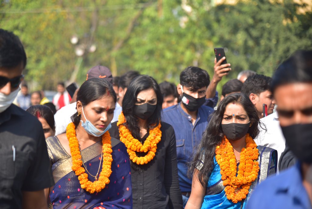 pushpampc13's tweet photo. हमने बिहार के इतिहास में सबसे ज़्यादा महिला प्रत्याशियों को टिकट दिये हैं। बनियापुर विधानसभा में बनियापुर प्रत्याशी चिकी सिंह जी और सोनपुर प्रत्याशी तथा हमारी सारण ज़िला प्रभारी आशा सिंह जी के साथ। https://t.co/BSQ6KN7c1h
