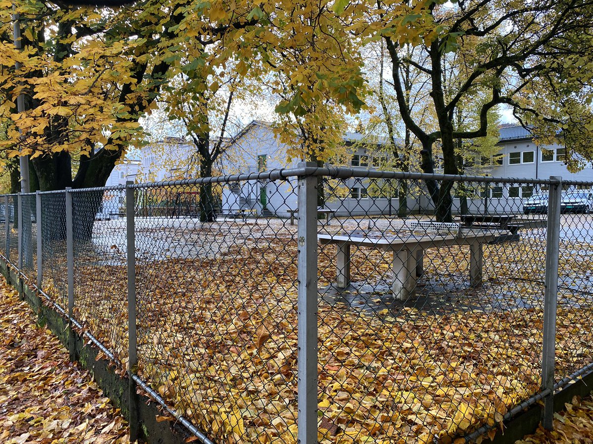 SVKerim's tweet image. Når får vi tilbake den flotte grønne parken på nygådshøyden? Burde tatt av de grå arealene i byen til midlertidige brakker og ikke grønt areal og lekeplasser. Aldri formanet å snu! @thokkitalk @emtvinner @rvalhammer @elinehaakestad #beby #kmby #byutvikling