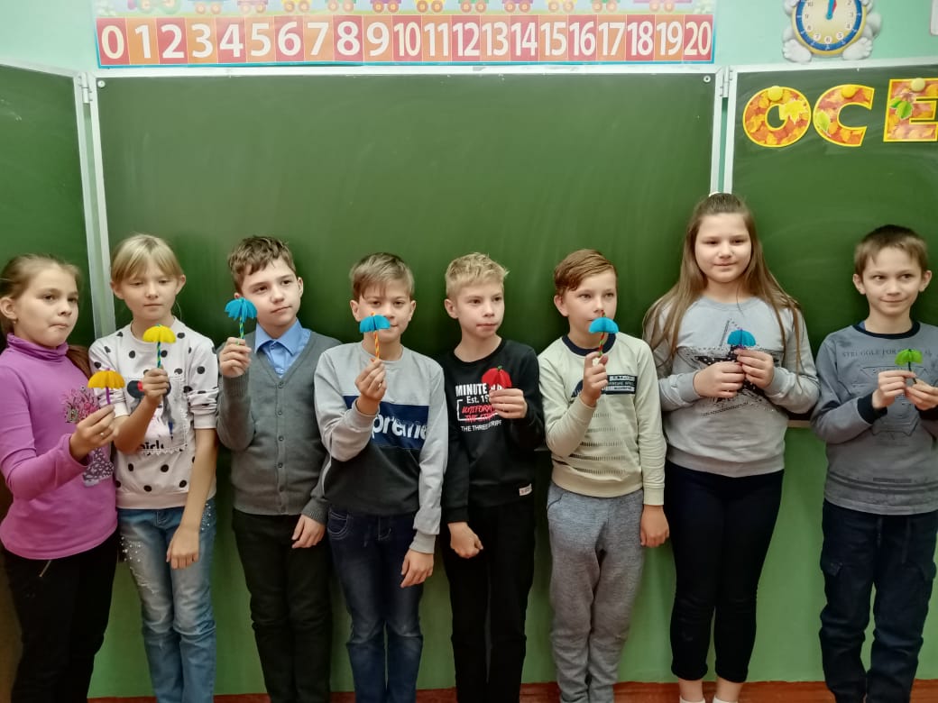 #альтернативнаяосень71 
В рамках проекта "КАНИКУЛЫ-ОНЛАЙН", на базе МБОУ МО Плавский район "ПСОШ №1", был проведен мастер-класс по изготовлению объёмного зонтика из бумаги.