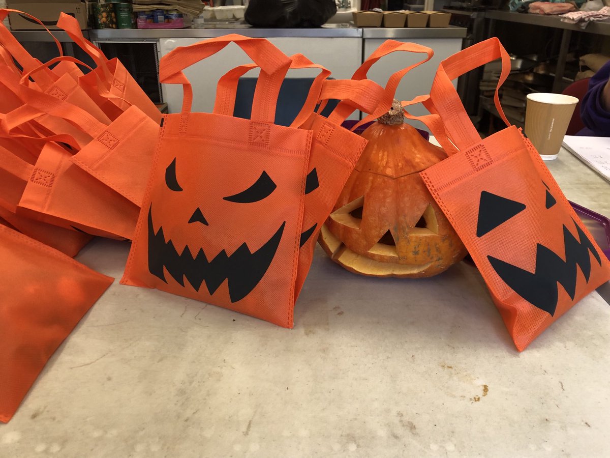 thevanlady's tweet photo. Good morning peeps 🎃we ⁦@CheltOpenDoor⁩ are so excited this morning as we are setting up a surprise ( socially distanced ) surprise for our guests!!!!🕷👻🕸💀💗😘🤗🦩xxxx https://t.co/wT3Zymhvxo