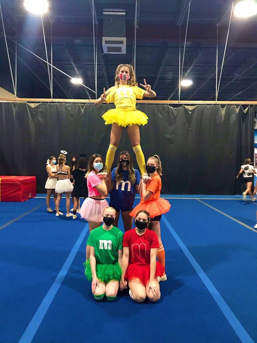 _cosmicrays_'s tweet photo. Halloween themed practice last night! 💛🖤🤙 Love this team! https://t.co/MIr5R18PjI