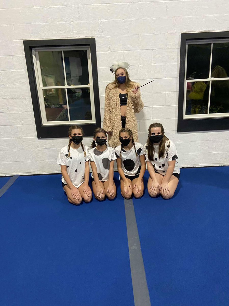 _cosmicrays_'s tweet photo. Halloween themed practice last night! 💛🖤🤙 Love this team! https://t.co/MIr5R18PjI
