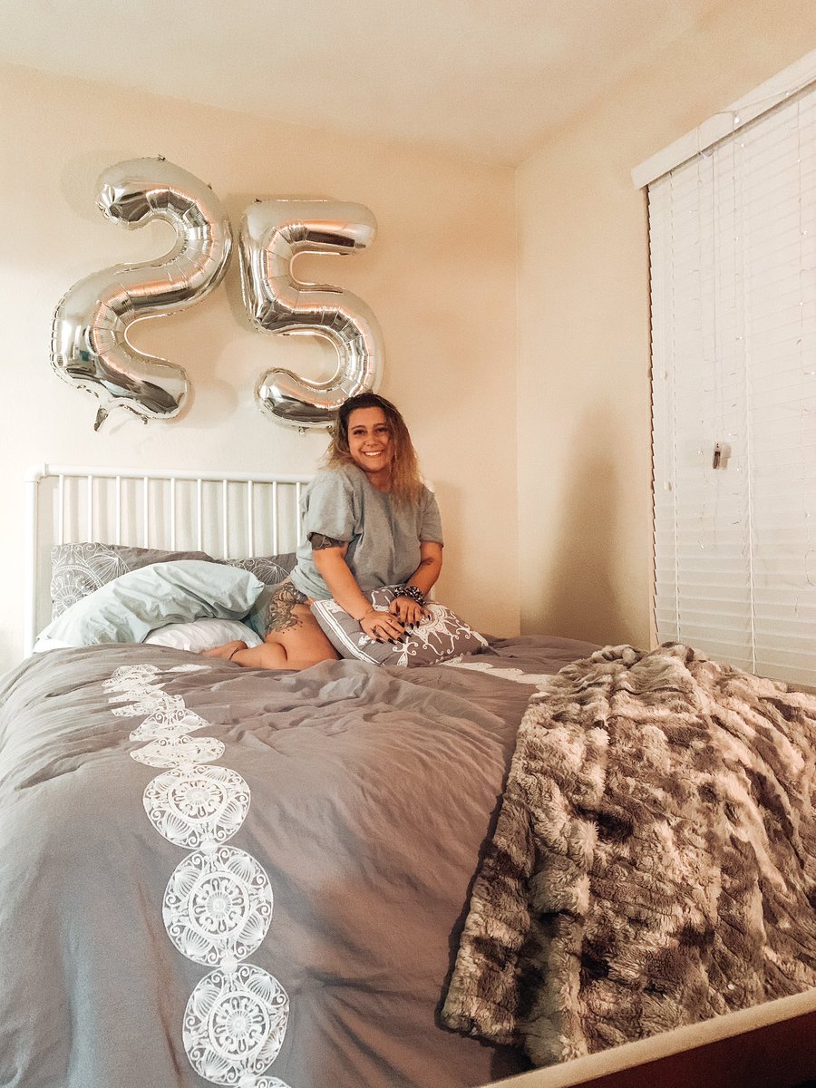 Heyyautumnn's tweet photo. On my 25th lap 🍾🎂 https://t.co/cV6FwADOdb
