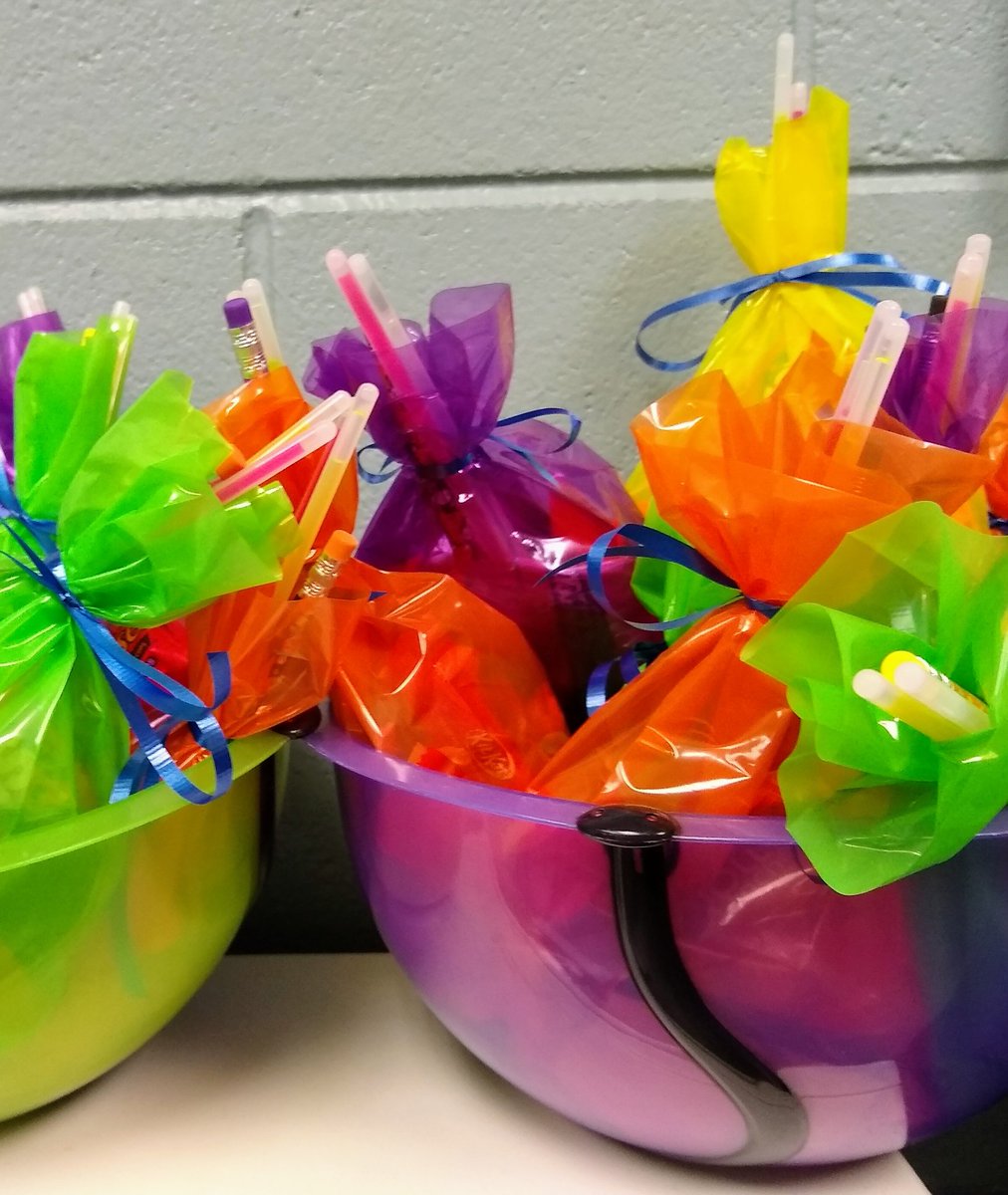 librarydeeprun's tweet image. Great to see some wildcat faces in the bus loop yesterday! We handed out prizes for our haunted office bitmoji trivia game along with some BOOKHUB pick-ups and returns. @hcpslib