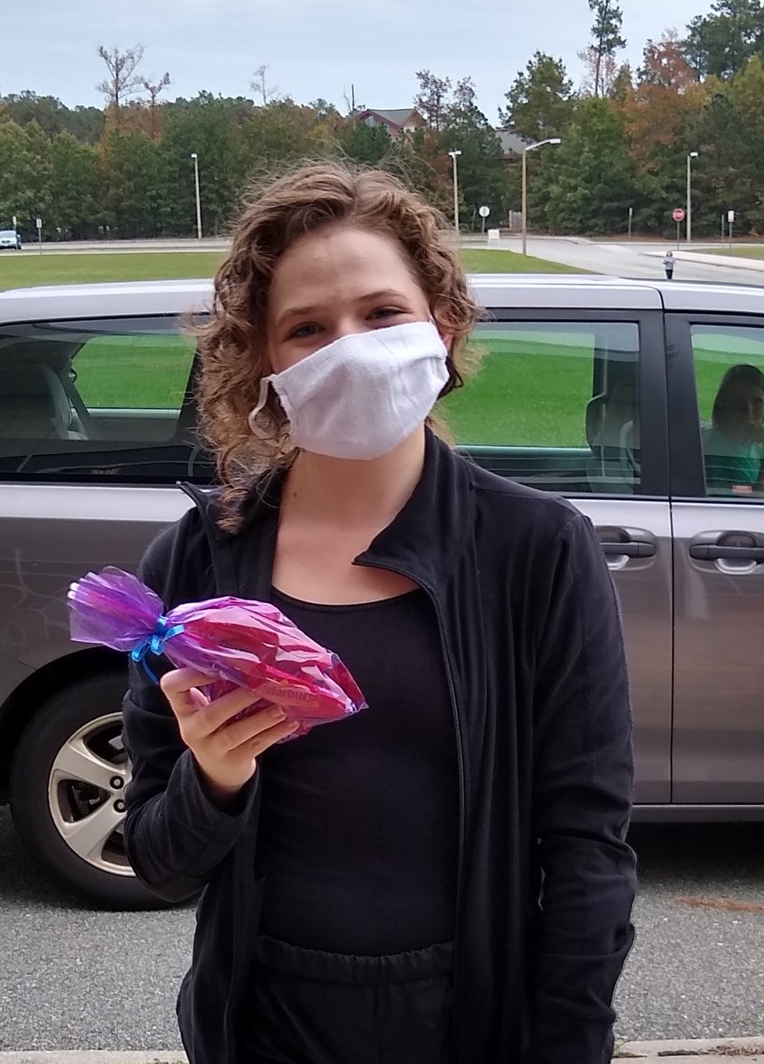 librarydeeprun's tweet image. Great to see some wildcat faces in the bus loop yesterday! We handed out prizes for our haunted office bitmoji trivia game along with some BOOKHUB pick-ups and returns. @hcpslib