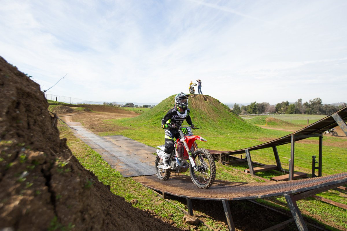 NateAdams741's tweet photo. Throwback! The #FaisstCompound was unreal during the winter. Just look at that dirt! 🤤
Good times.
#throwbackthursday #deftfamily
@MaxMandell_ 📸 https://t.co/lTAa8DPiL8