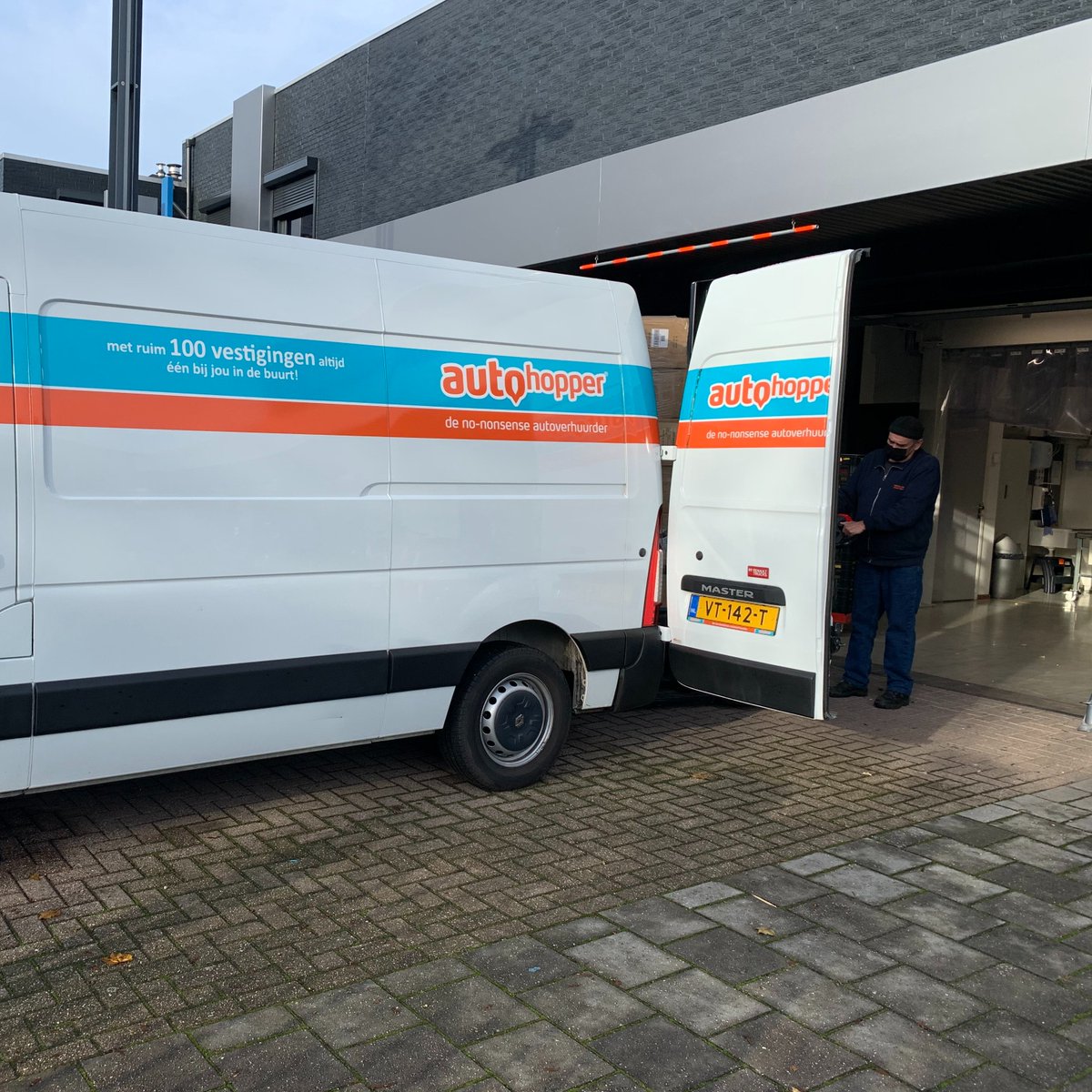 VoedselbankOss's tweet photo. Wat zijn we goed geholpen door Auto #Huiskes. Na het uitvallen van één van onze bussen, aarzelde Bas Huiskes geen moment en stelde er een gratis beschikbaar. #grandioos. Chauffeur Frans was in zijn nopjes met de bus. Vorig jaar hield Huiskes ook een actie voor @VoedselbankOss👍 https://t.co/ImUTv8pLz4
