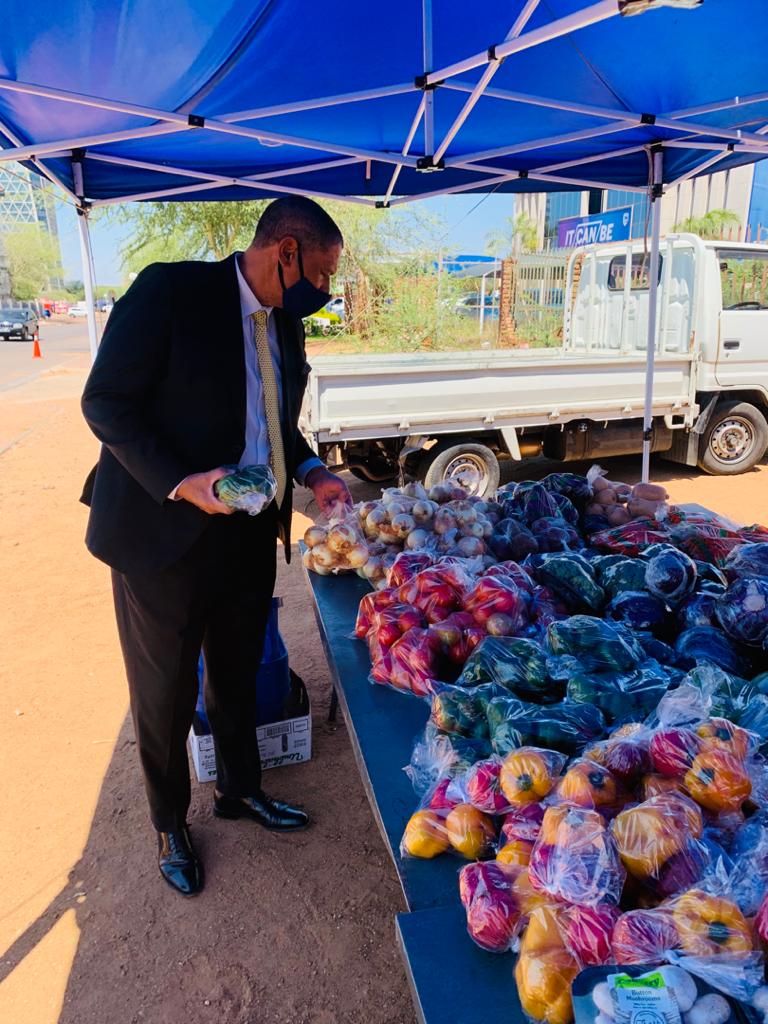 RonaldSamuels19's tweet photo. Did a veggie run earlier for #BattleOfTheCEOs. Tonight we start planning for our dish this sunday. #TeamBLife, we are gonna win this, rest assured 💪🏽 https://t.co/KpXIfRFs5t