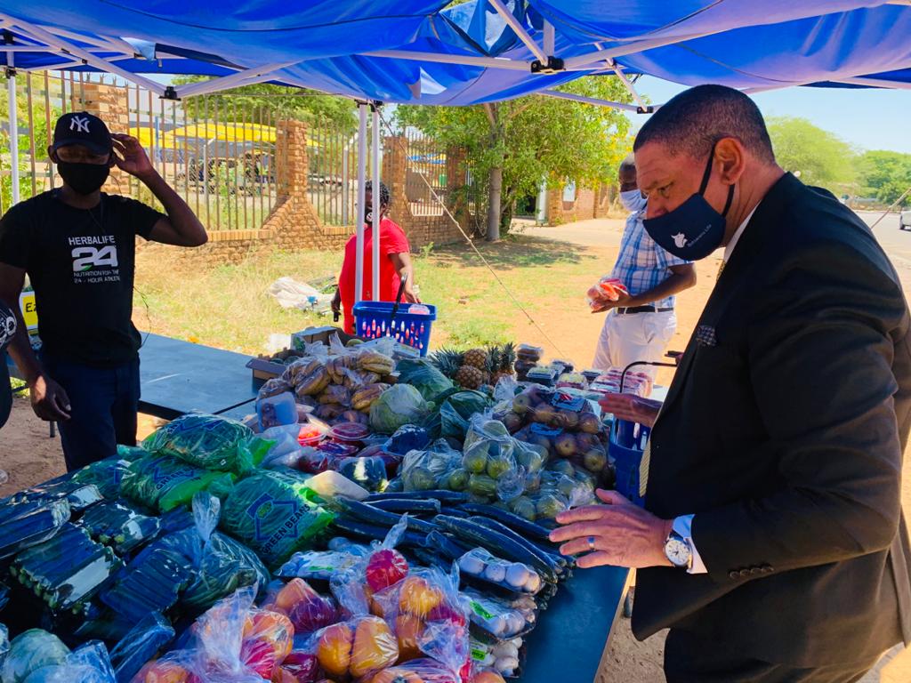 RonaldSamuels19's tweet photo. Did a veggie run earlier for #BattleOfTheCEOs. Tonight we start planning for our dish this sunday. #TeamBLife, we are gonna win this, rest assured 💪🏽 https://t.co/KpXIfRFs5t