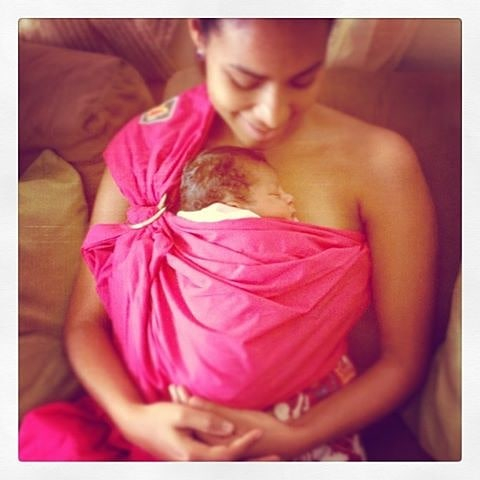 Nuestro #tbt de hoy es de @hayleens con su primera beba hace 6 años! Cargar a tu bebe no los malcria...los prepara para el mundo #elartedelamaternidad #vinculodeapego #porteosegro #babywearing #babytimedoulas #babytimeslings