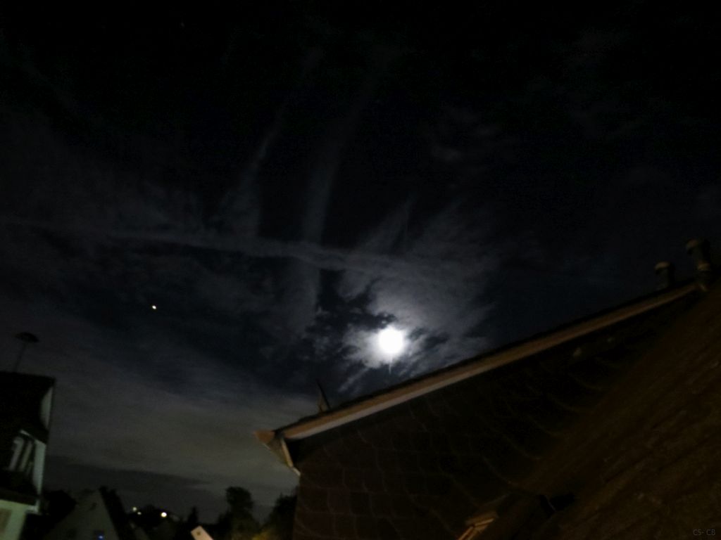 beingmyself_25's tweet photo. 27.10.2020 18:55 Uhr Mond 
Der Himmel war stark bewölkt 🧐
#Moon #Sky #SkyMess #Skygazer was here 🌬️🌗 https://t.co/yZzSlMern2