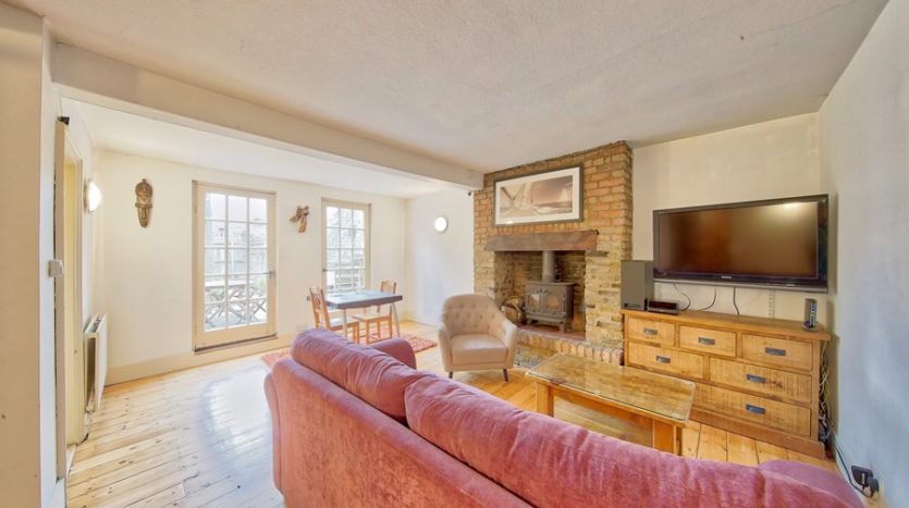 Spacious 1 bedroom flat.
Reception with log burner, a good sized double bedroom, modern bathroom with shower cubicle and garden.
It’s only a short walk to Clapham Common, local shops and transport links.
Want to find out more info -->
palacegatelettings.com/properties/rec…