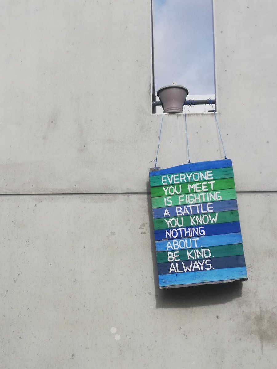 Bir dinleyicimin blogunda gezinirken karşıma çıkan görsel, (ne kadar dikkat etsem de bazen benim dahi içine düştüğüm) bencilliğimize karşı kibarca uyarıyor, bize diğerkamlığı hatırlatıyor:

"Karşılaştığın herkes, hiç bilmediğin bir mücadelenin içinde. Kibar ol. Her zaman."