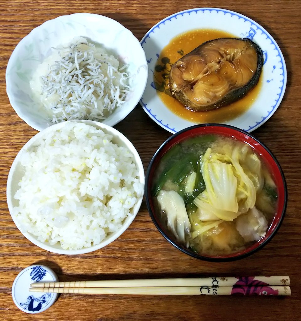 madebyokome's tweet photo. 【おやつ】みかん
【夕食】
雑穀ごはん
味噌汁
銀鱈の煮付け
しらすおろし

魚尽くしの一日だったなぁ😋💕
味噌汁に千切りの生姜入れたら美味しかった👍️✨ https://t.co/6TDZKVjcq0