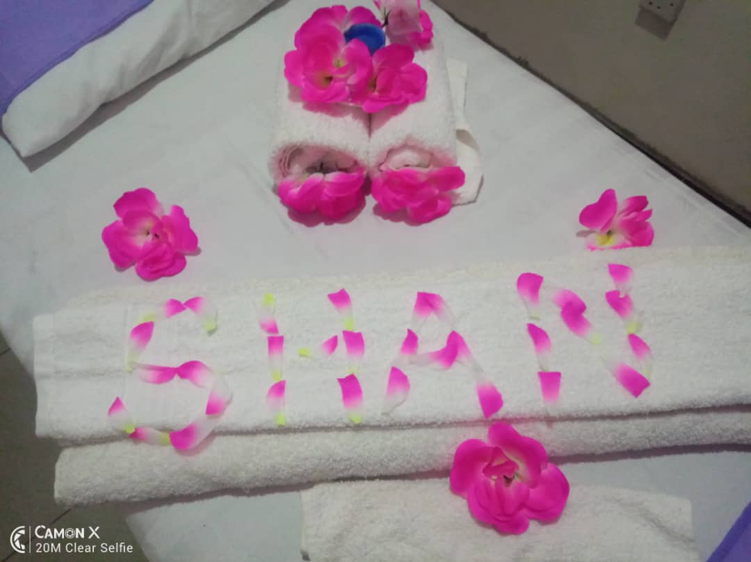 Daylightsafaris's tweet photo. The serenity of this Massage place with a peaceful bells playing in the background strengthens your soul and gives you the relaxation that you long for. Book on  +256 701 407735 with  @CentreEase for this kind of massage.

#EaseSpa https://t.co/xkOICu7x59