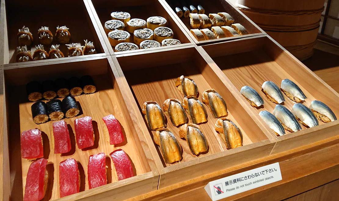 江戸東京博物館 常設展』3 江戸時代後期の寿司屋の屋台。今より大きめなこのお寿司 。展示を見て歩いてるとおなかがすくんですよね。とっても美味しそう…。#Bura_Bi_Now
