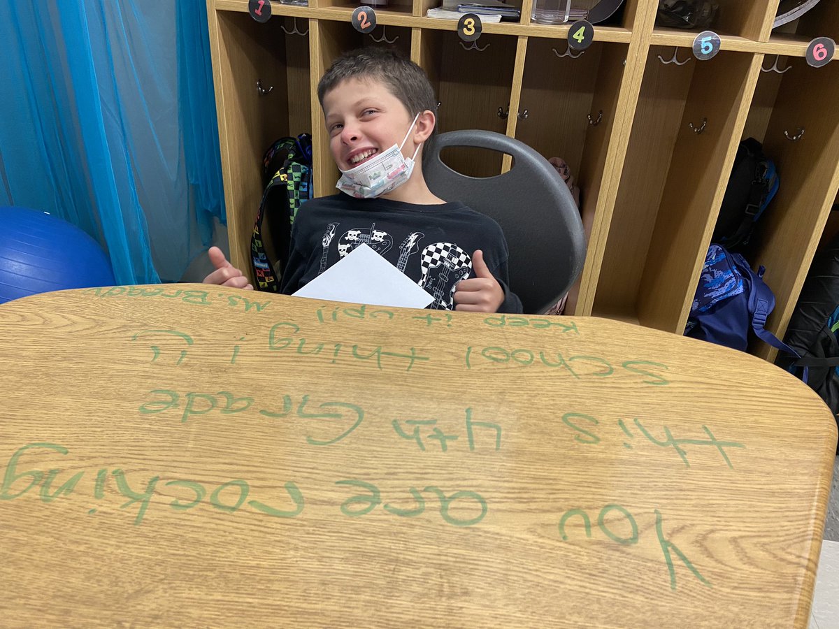 nrobinsonD32's tweet image. This year I had parents write notes of praise on their child’s desk after parent-teacher conferences. My Ss were so happy to see these encouraging words as they walked in this morning! Thanks to my families for being awesome 😎 #pesd32